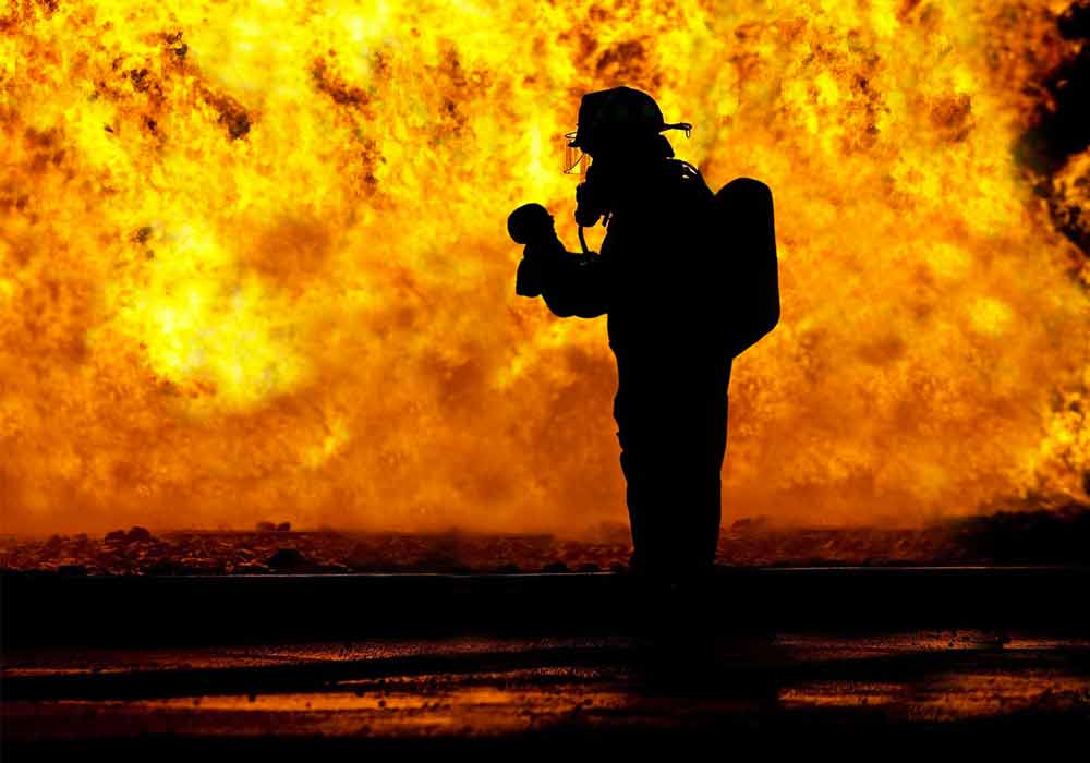 Si getta dal secondo piano per sfuggire alle fiamme esplose in casa.