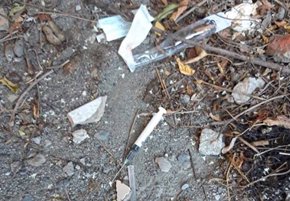 Bagnaia: sporcizia e siringhe nel parcheggio frequentato anche da bambini.