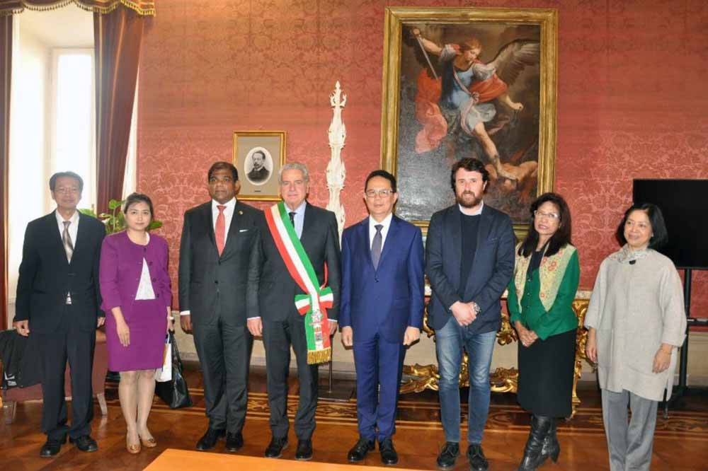 Delegazione ambasciatori Asean in visita a Viterbo, incontrano il sindaco.