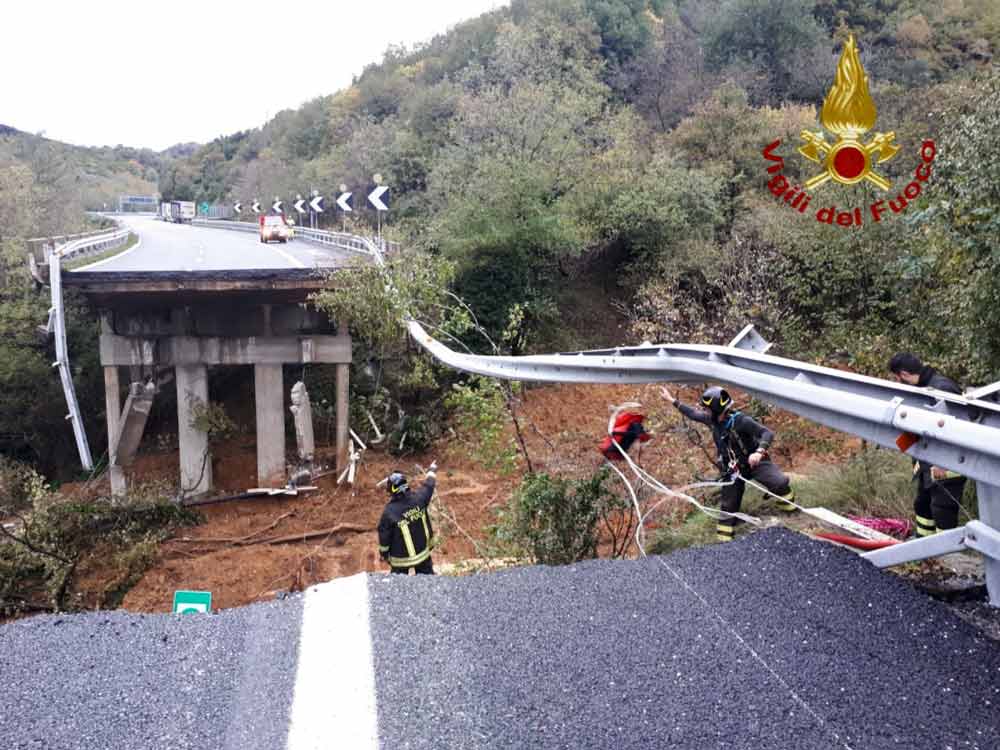 Crolla viadotto sulla Torino-Savona per maltempo.