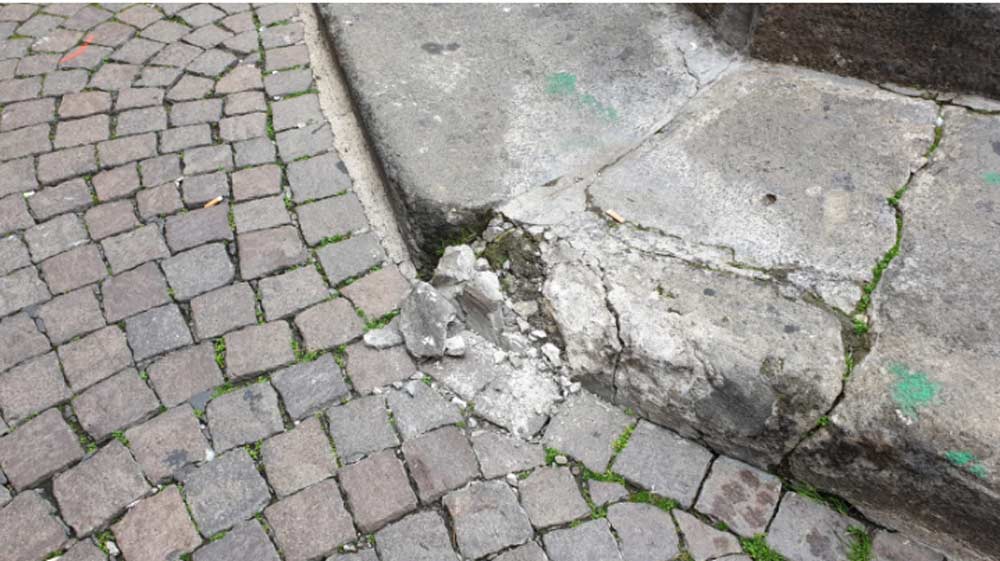 Danneggiata la fontana di piazza delle Erbe, prima “ingabbiata” nelle luminarie natalizie.