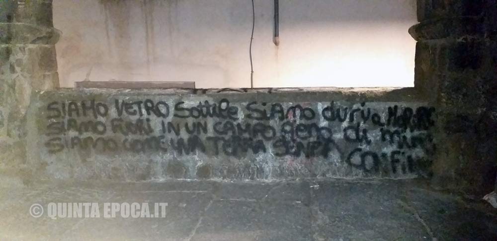 Vandalismo: imbrattato vistosamente un palazzo antico a San Pellegrino.