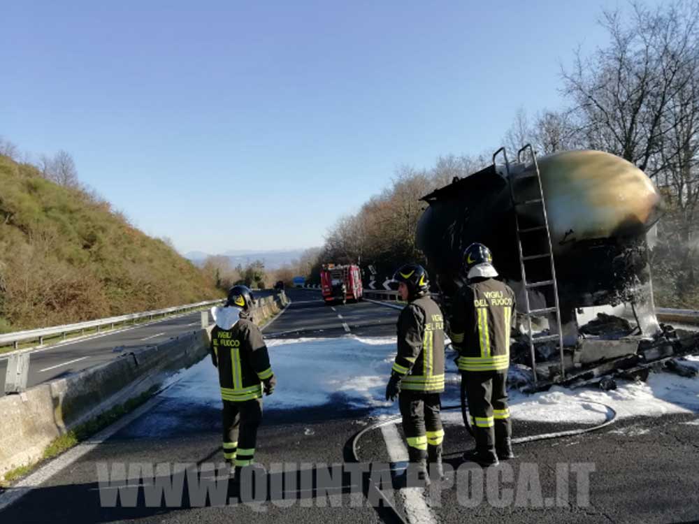 Cisterna prende fuoco sulla superstrada.