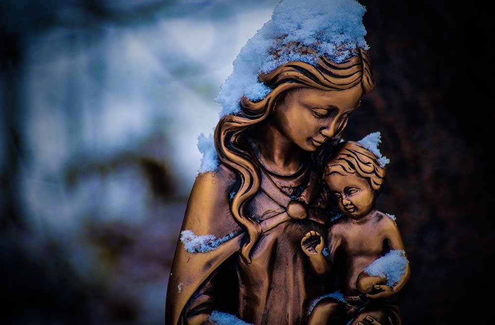 Il linguaggio segreto del presepio: il simbolismo della grotta.