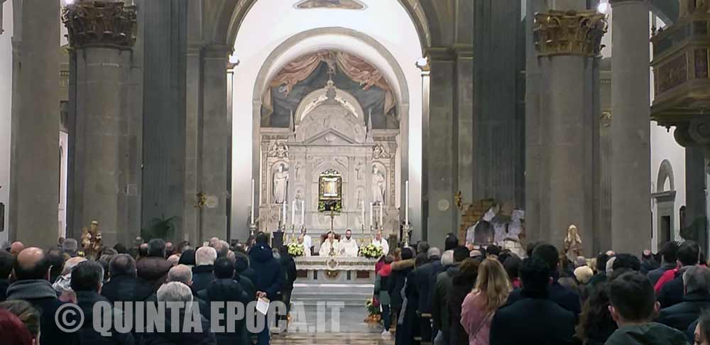 “Il Natale che parla di tenebra”: gremita la chiesa della Quercia per la messa di mezzanotte.