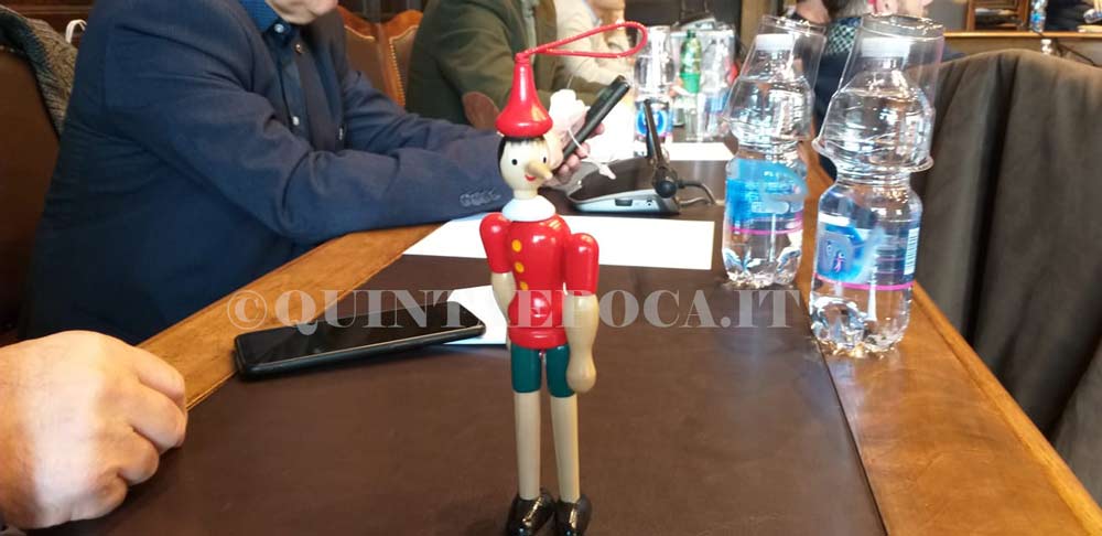 A Natale Perlorca (Lega) regala un “Pinocchio” ai consiglieri del suo partito.