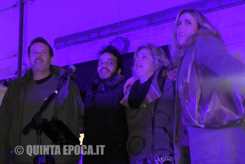 Sardine in piazza con “Bella ciao”, porti aperti e un Paese senza frontiere.