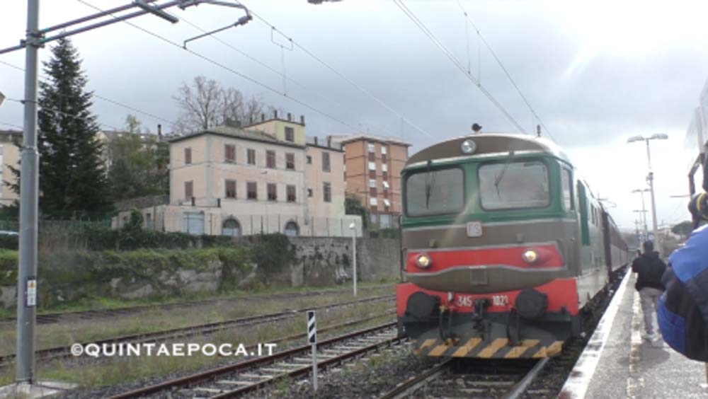 Treno impatta su auto lasciata capovolta sui binari.