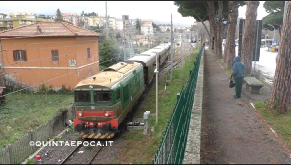 Il treno storico, carico di turisti, arriva a Viterbo, accolto dal coro di Natale.
