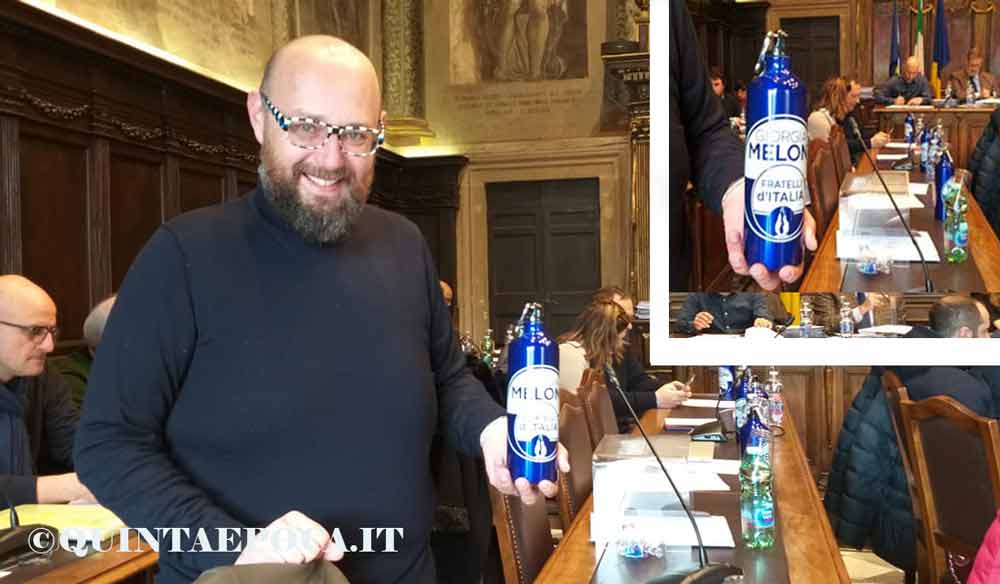 Consiglio comunale: sui banchi le borracce plastic free di Giorgia Meloni.