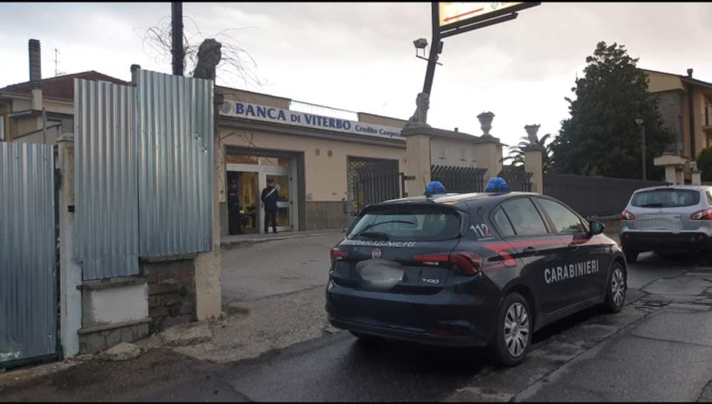 Volto coperto e taglierino: rapinata banca a Villanova.