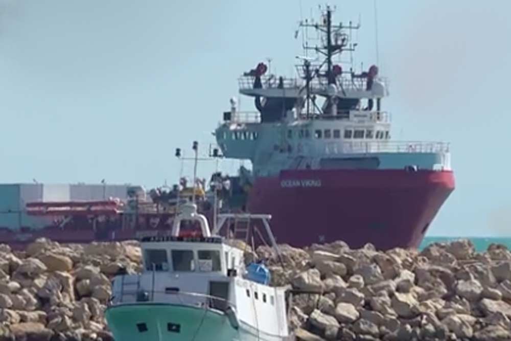 Ocean Viking sbarca a Pozzallo: 274 migranti in quarantena con personale nave.