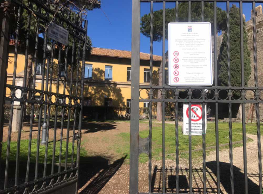 Riaperto il giardino della Verità. Manutenzione parchi pubblici e giochi per bambini.