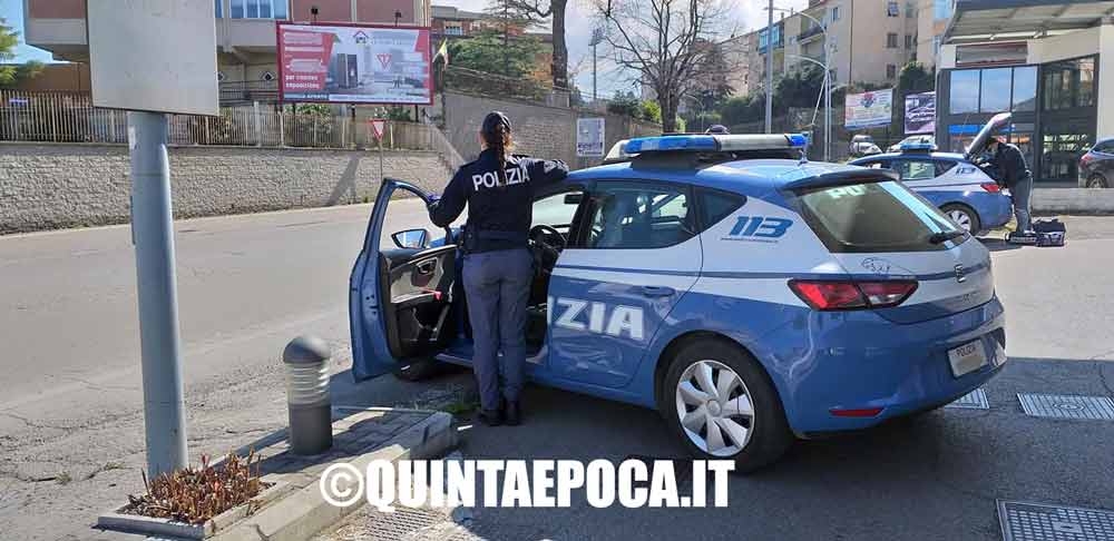 Polizia stradale: famiglia con neonato finisce fuori strada con l’auto.