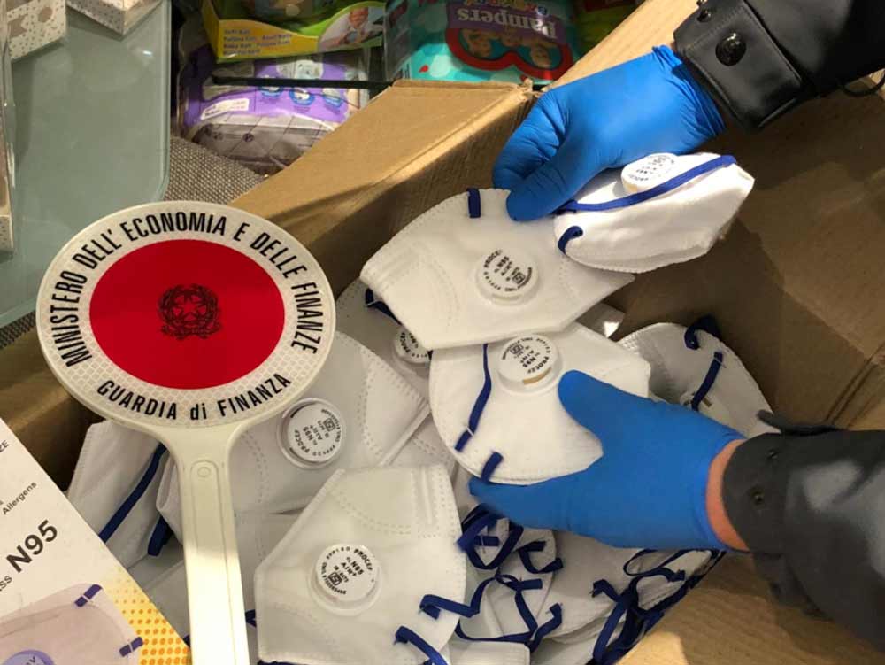 GdF sequestra 139 mascherine non conformi in una farmacia.