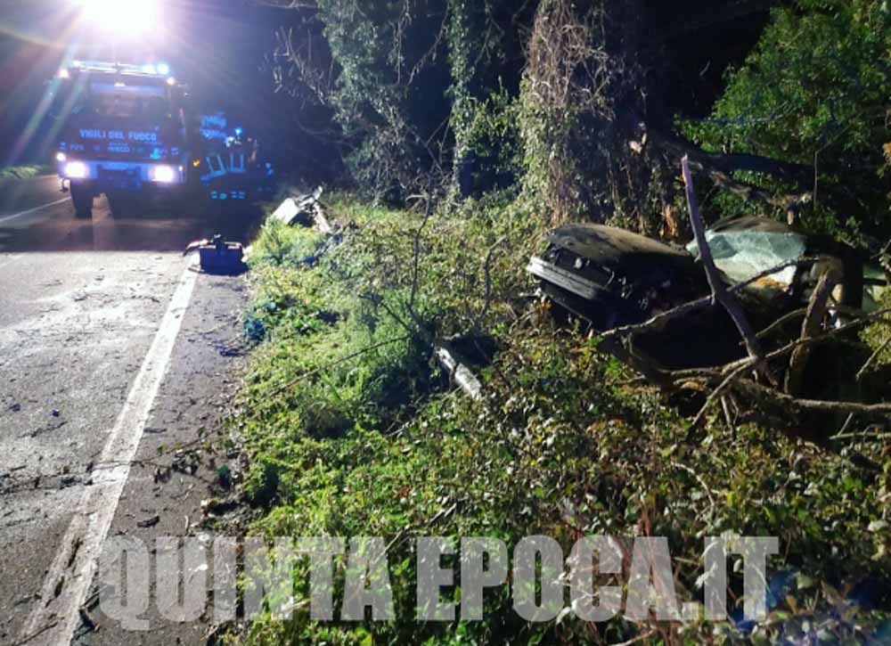 Auto contro un albero: un ferito grave.