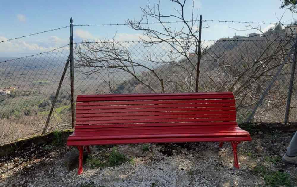 Soriano, 8 marzo, arriva una panchina rossa contro la violenza sulle donne.