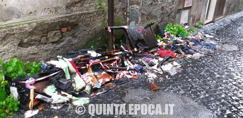 Via Traversa ridotta a una pattumiera: rifiuti abbandonati in strada.