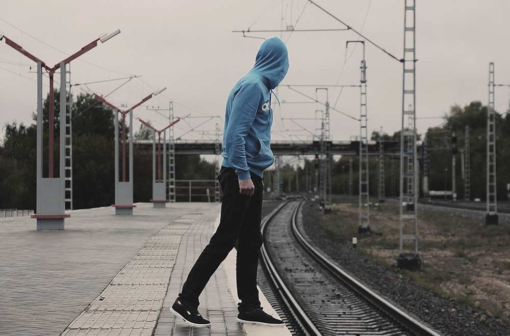 Esce di casa e va a imbrattare le carrozze del treno.