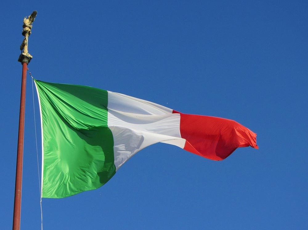 Bandiere a mezz’asta e sindaci di fronte ai municipi in segno di lutto per le vittime di Covid19.