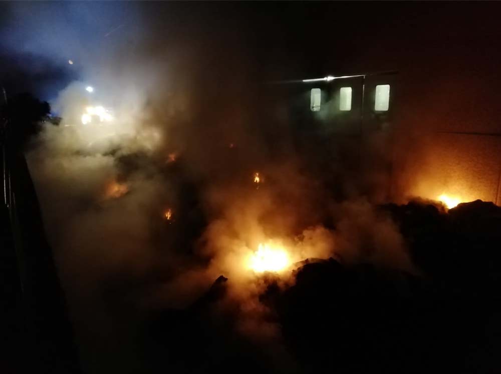 Acquarossa, incendio nella notte: brucia un cumulo di materiale plastico.