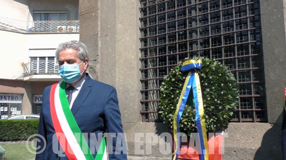 Il 25 aprile nei giorni del coronavirus: la celebrazione in una piazza deserta.