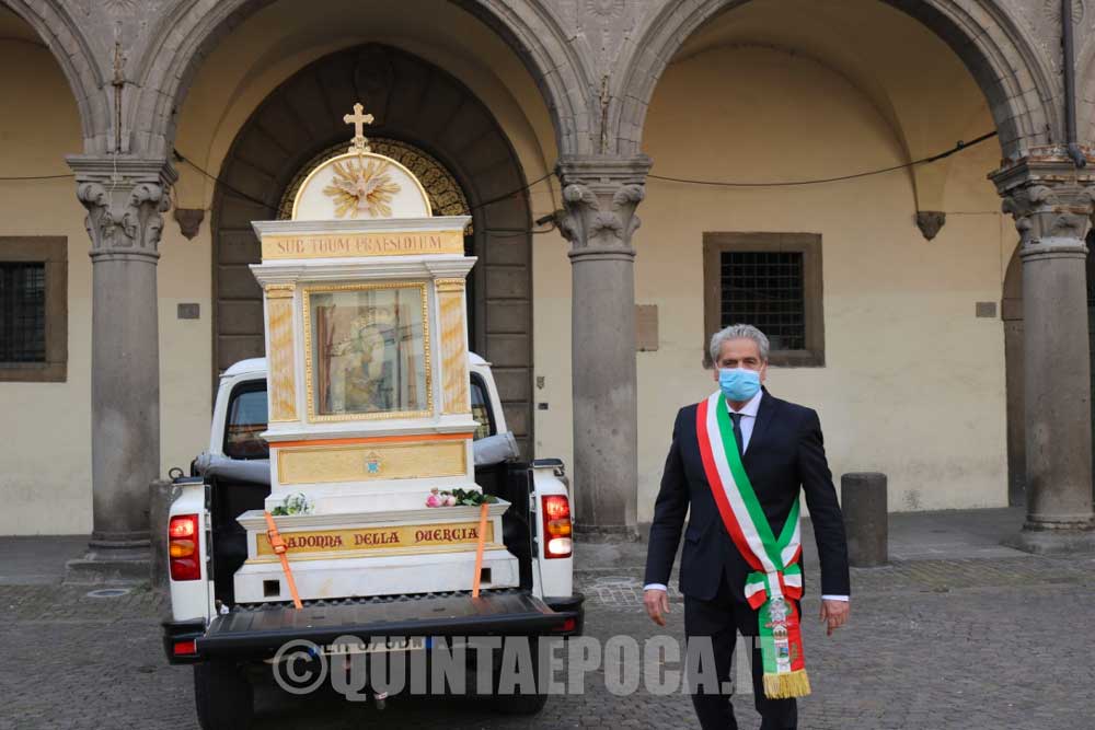 Pioggia di petali di rose per la Madonna della Quercia nei giorni della nuova “peste”.