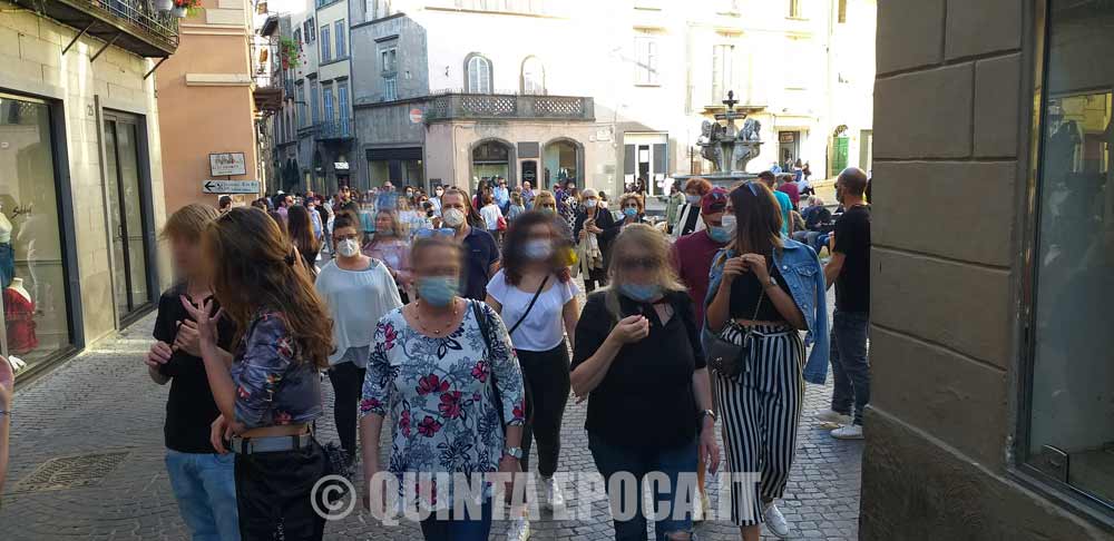 Viterbo, ritorna la vita: in centro storico tante persone e molti giovani.