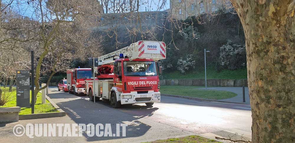 Precipita in un pozzo, ma resta aggrappato a una tubatura interna.