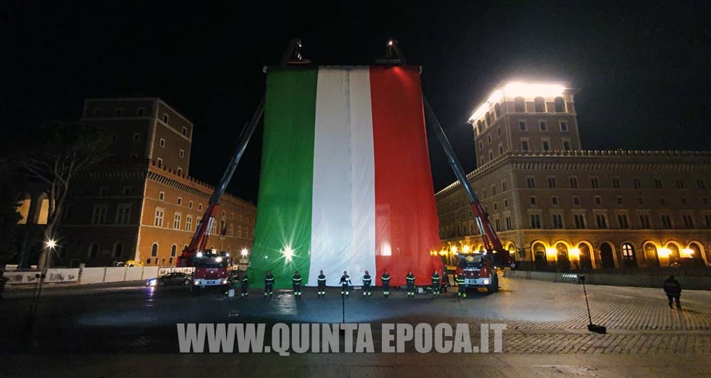 Festa della Repubblica: l’omaggio dei Vigili del Fuoco al Tricolore.