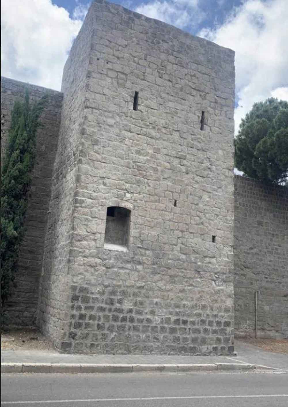 Concluso restauro torre civica in viale Raniero Capocci.