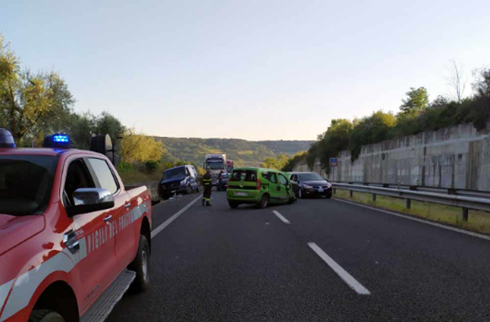 Incidente sulla superstrada: conducente incastrato sotto l’asse del suo veicolo.