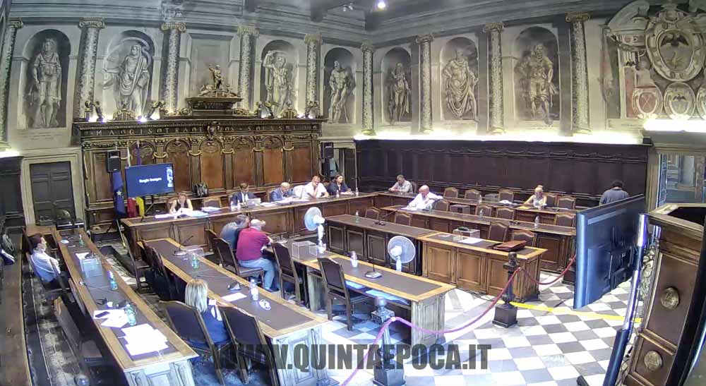 Consiglio in videoconferenza: bacchettate ai consiglieri collegati dall’auto.