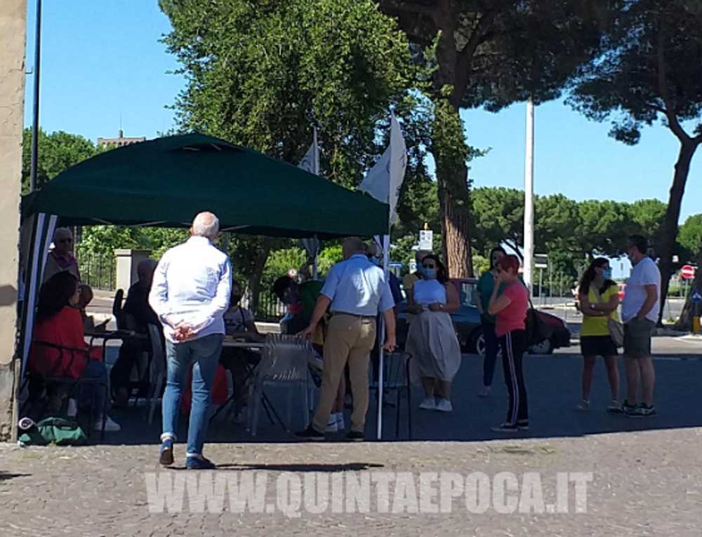 Gazebo Lega: «Cittadini in attesa per firmare ancor prima dell’apertura».