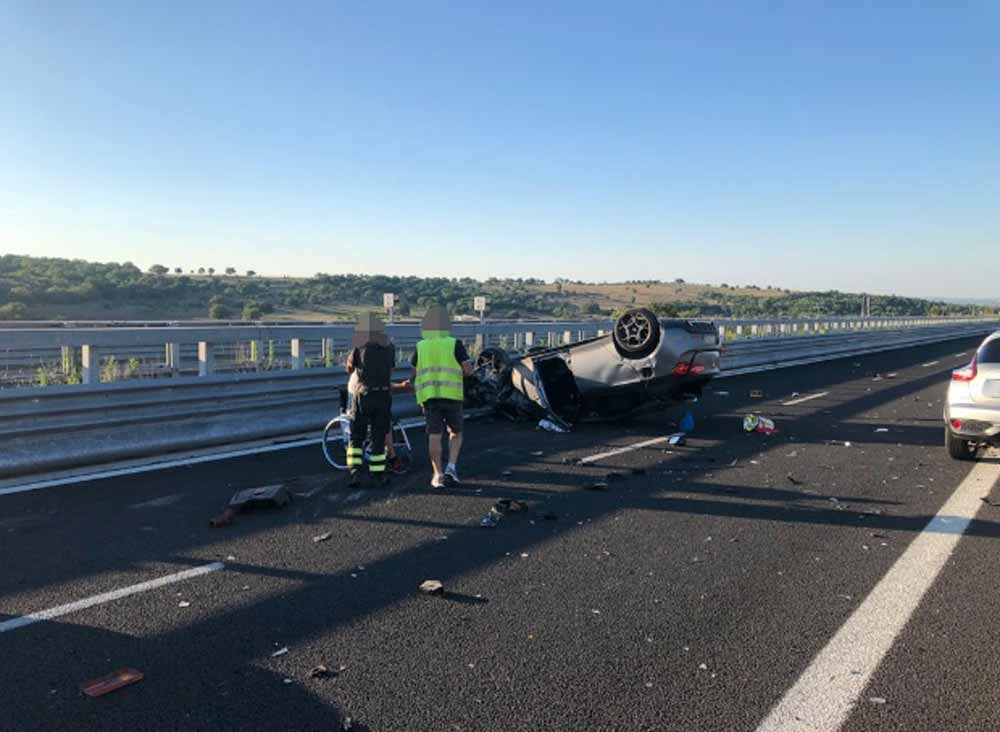 Auto si scontra con tir e si capovolge sulla strada. Ferito il conducente.