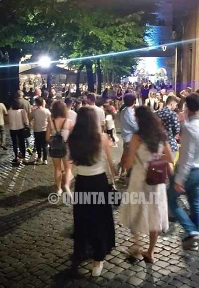 Discoteche chiuse e mascherine all’aperto in altri luoghi di movida.