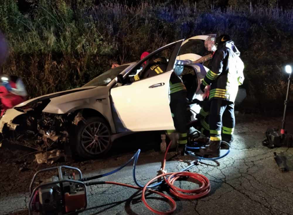 Auto si schianta contro il muro che separa la strada dalla ferrovia.