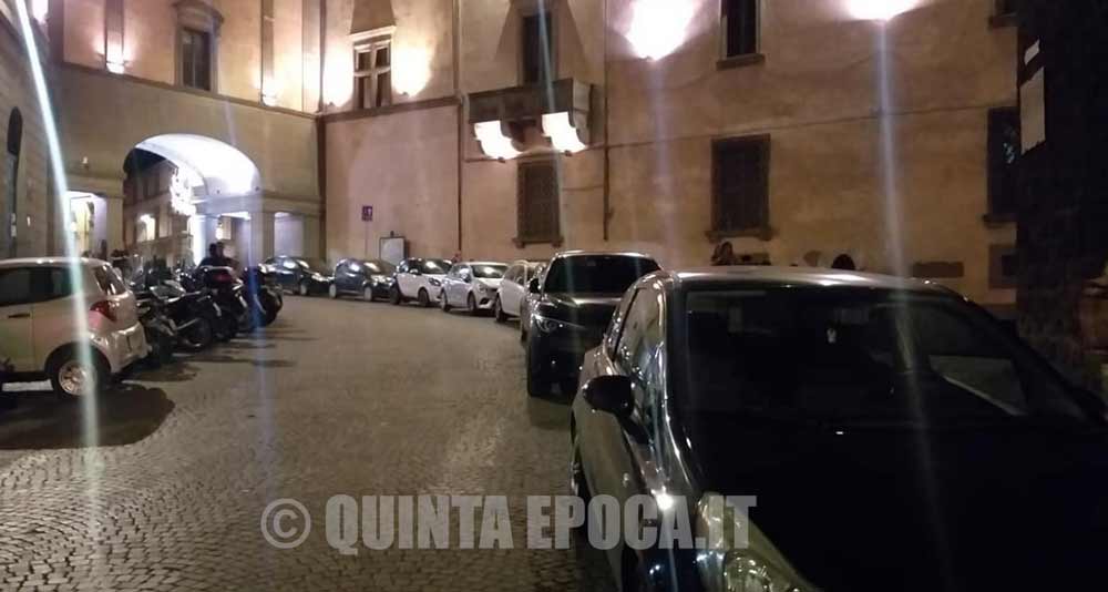 Centro storico  pullulante di persone. La sosta selvaggia si sposta a via Ascenzi.