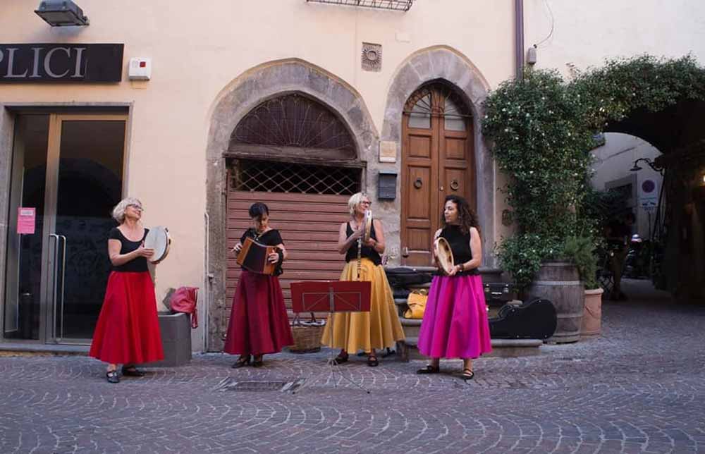 Fotografia, grafica e pittura: l’arte per riportare in vita via Saffi.