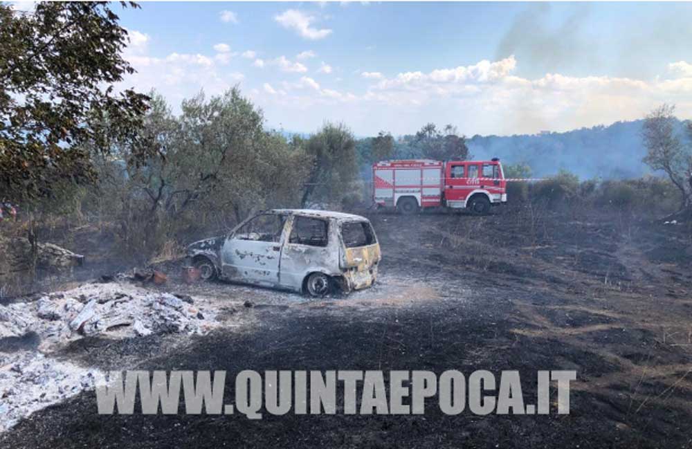 Ritrovato un cadavere durante lo spegnimento di un incendio boschivo.