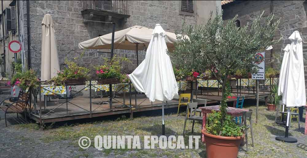 Ristoratori nel mirino di un seriale ladro di fiori nel quartiere medioevale.