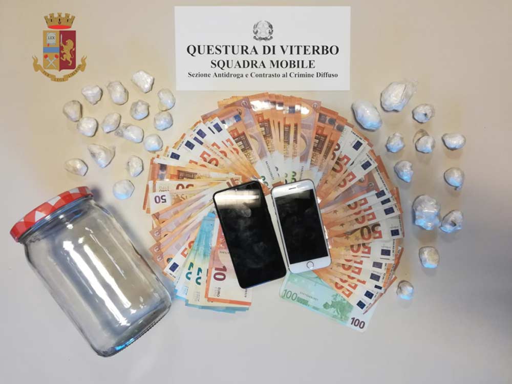 Arrestato spacciatore: senza fissa dimora, alloggiava in appartamento centro storico.