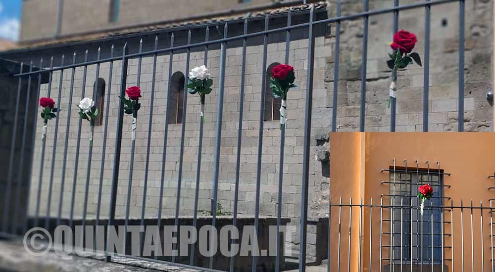 Fila di rose in omaggio alla “Rosa” che non c’è, ma Viterbo sente il suo 3 settembre.