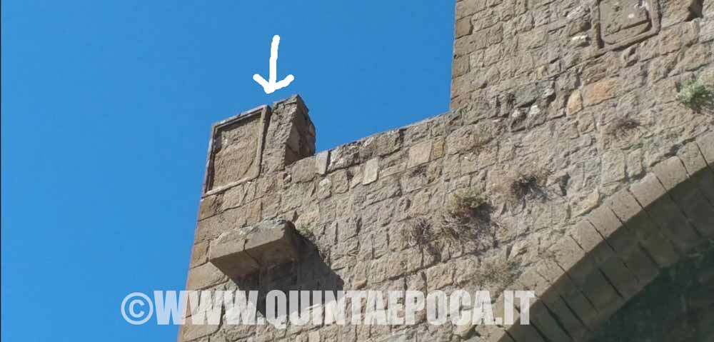 Una spaccatura sulla torre di San Biele. Controllo di pompieri e polizia locale.