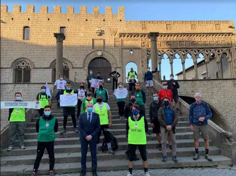 Ristoratori toscani a Viterbo in viaggio sulla Francigena verso Palazzo Chigi.