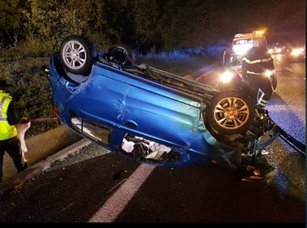 Auto cappotta sulla superstrada: codice giallo per il conducente.