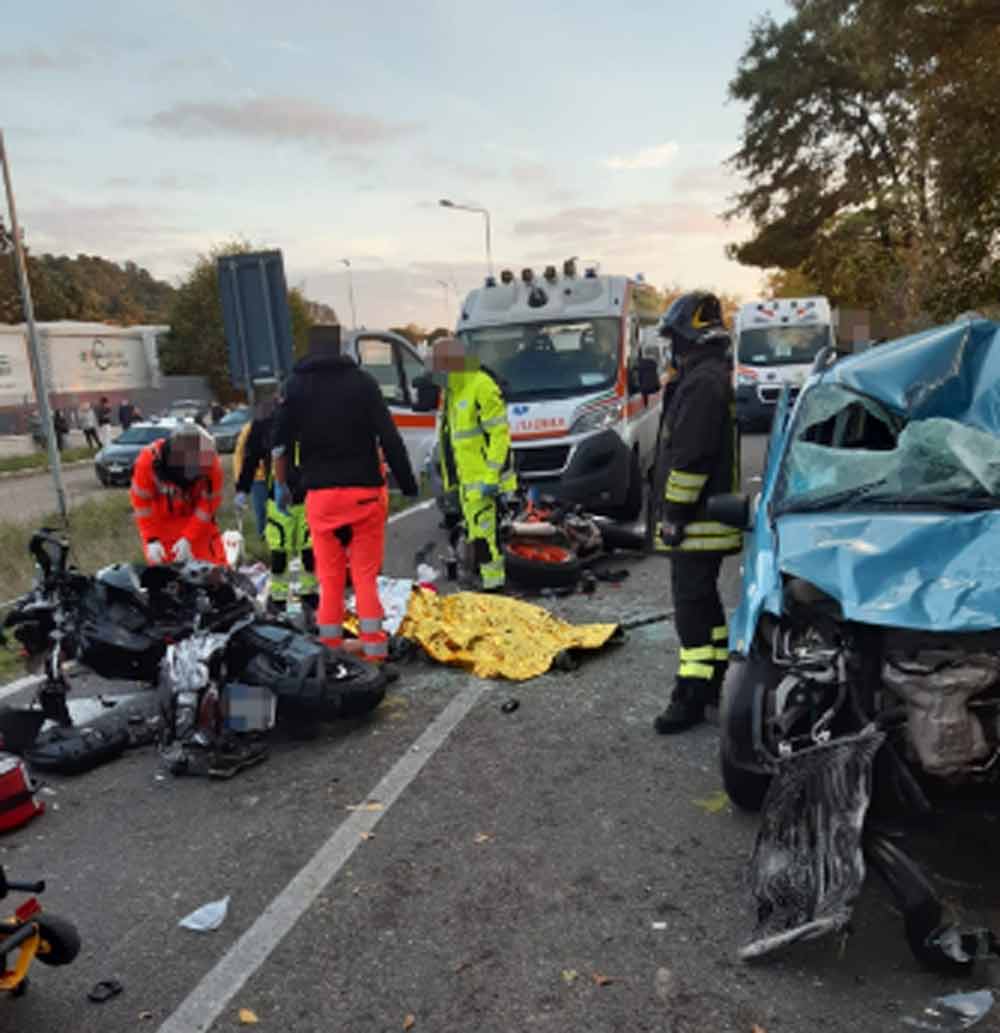 Scontro auto e due moto: muore centauro, gravi gli altri.