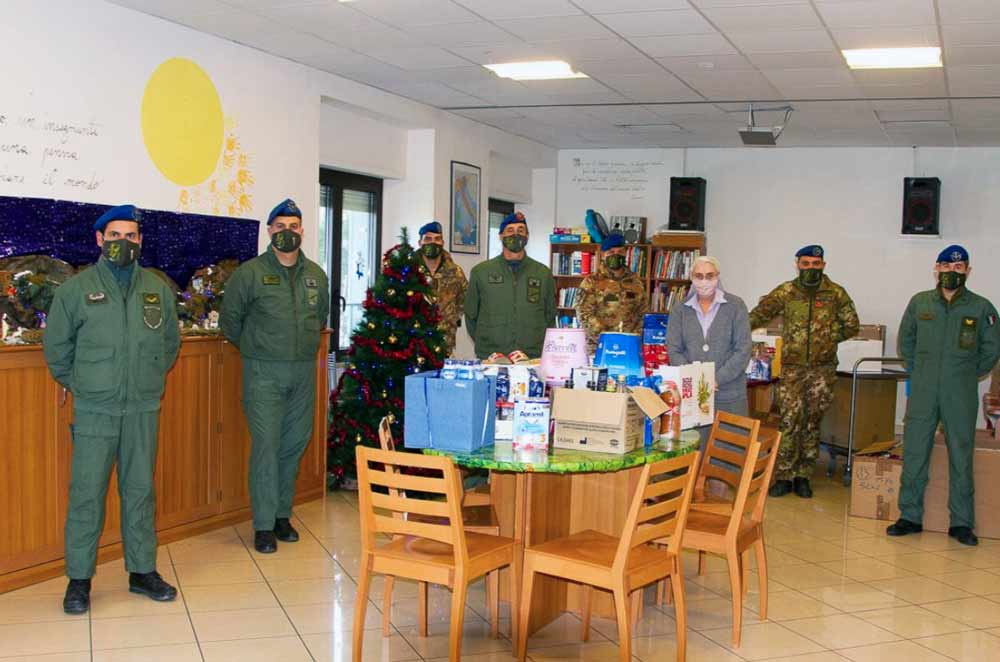Aviazione esercito consegna generi alimentari a casa accoglienza “Sacra Famiglia”.