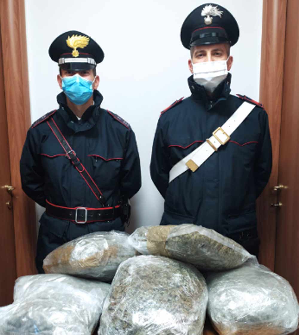 Sei chili di marijuana in auto: fermato e arrestato dai carabinieri.
