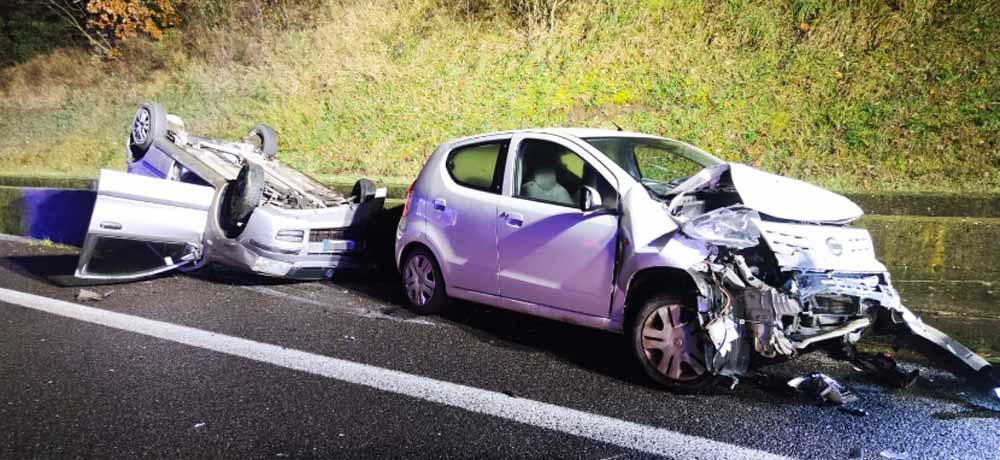 Incidente sulla superstrada tra due auto, una finisce capovolta.